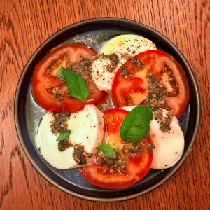 Caprese salad with pesto
