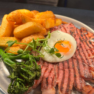 12oz Gammon horseshoe steak & egg